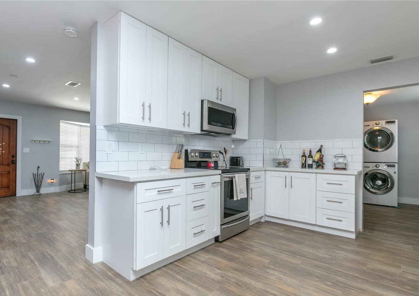 Cocina renovada con gabinetes limpios y topes tipo piedra en una renovación previa a la venta en Miami-Dade