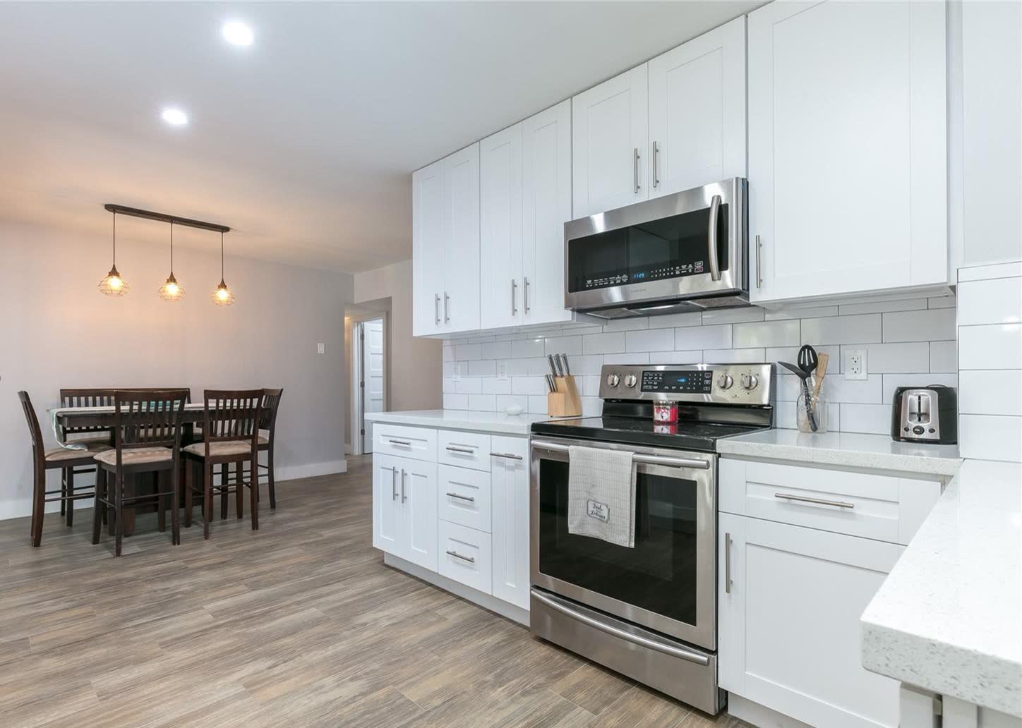 Cuarto luminoso y neutro montado con staging en un reposicionamiento value-add terminado en Westchester, Miami
