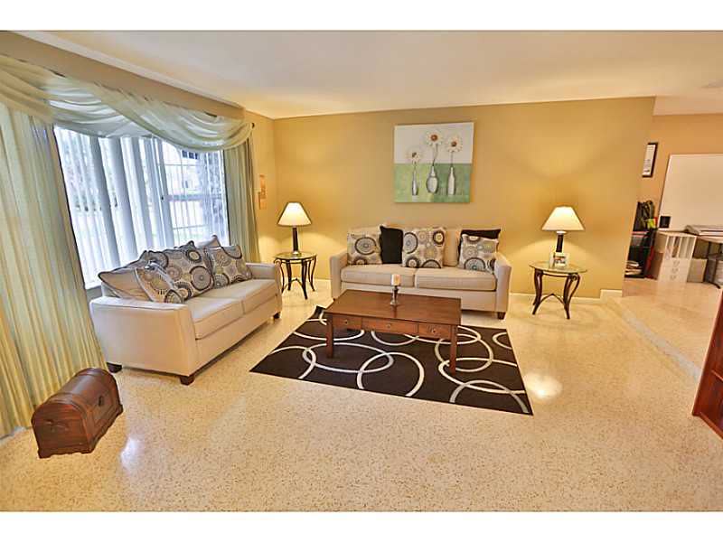 Interior oscuro y anticuado de una casa en Westchester, Miami, antes de una renovación cosmética value-add